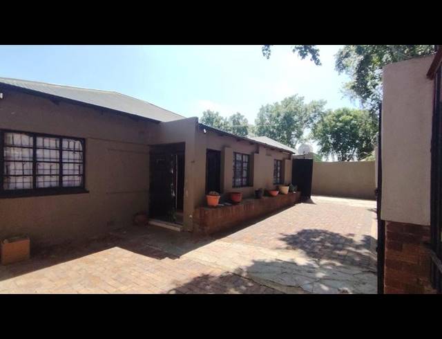 7 BEDROOM HOUSE FOR SALE IN BEZUIDENHOUT VALLEY